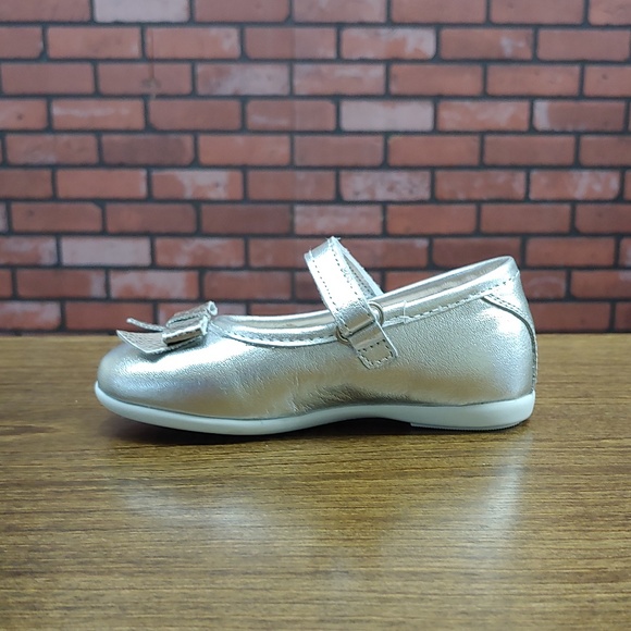 Dogi® Girls Platinum Flats wih Strap and Bow - Picture 3 of 6